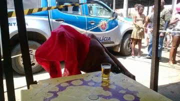 Imagem Vídeo: homem pede cerveja e morre com um tiro no olho