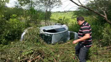 Imagem Carro é jogado para fora da pista e motorista sai ileso do acidente