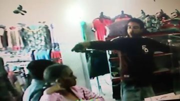Imagem Vídeo: homens assaltam loja em Jaguaquara e atiram em populares