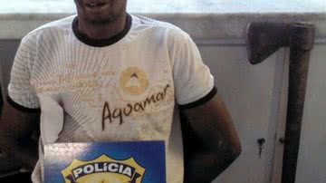 Imagem Homem flagra traição de namorada e tenta matar rival com machado