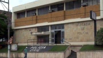 Imagem Idoso de 70 anos é flagrado fazendo sexo com uma cachorra e leva surra de panela