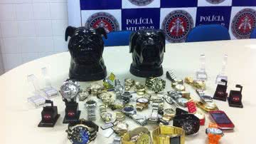 Imagem Polícia apreende veículo e relógios roubados após perseguição 
