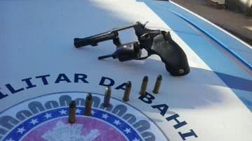 Imagem Homem escondido em banheiro com armas e drogas é preso em Lauro de Freitas