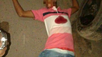 Imagem Vídeo: após execução, bandidos roubam boné e corrente de jovem em Plataforma