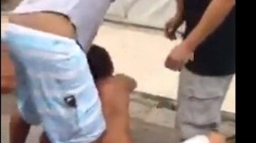Imagem Vídeo: populares agridem suposto ladrão e vítima tem piedade