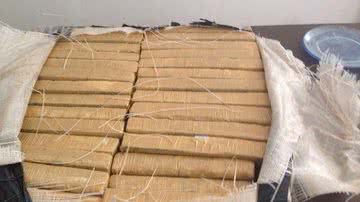 Imagem Quase meia tonelada de maconha é encontrada em parede de casa em Itapuã