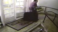 Imagem Vídeo: homem é flagrado carregando mala com o corpo da mãe