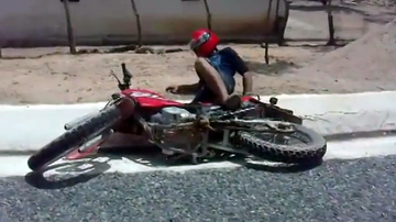 Imagem Assista: motociclista embriagado quase causa acidente e cai no acostamento