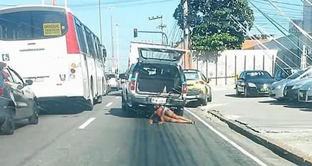 Imagem Acusados de arrastar mulher pela rua, policiais já responderam por assassinato
