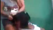 Imagem Assista: mulher traída espanca e corta cabelo de suposta amante