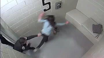 Imagem Policial empurra cabeça de mulher contra banco de concreto