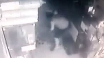 Imagem Vídeo: homem mata a cunhada a golpes de facão e câmeras de segurança flagram 