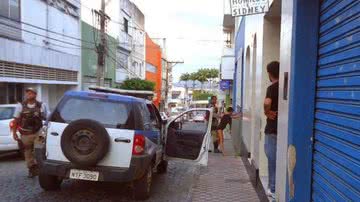 Imagem Mulher leva calote em programa sexual e mostra partes íntimas na rua