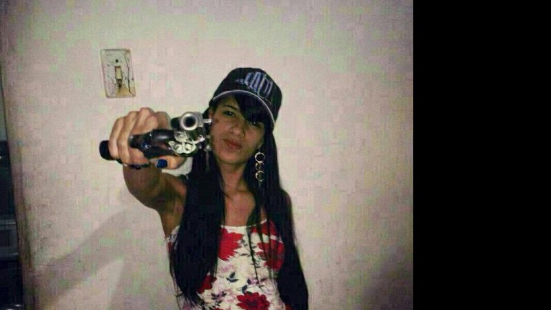 Imagem Namoradas de membros de facção criminosa de Salvador posam com armas