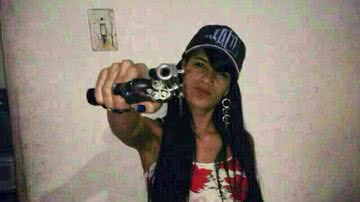 Imagem Namoradas de membros de facção criminosa de Salvador posam com armas