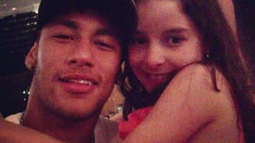 Imagem Após jogo em Salvador, Neymar posa com fã mirim