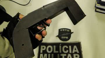 Imagem Jovem tenta se matar de cima de telhado com arma apontada para a cabeça