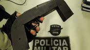 Imagem Jovem tenta se matar de cima de telhado com arma apontada para a cabeça