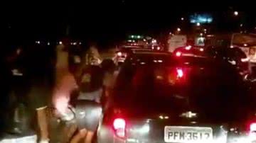 Imagem Arrastão em Salvador: ladrões aproveitam engarrafamento e fazem a limpa. Assista