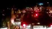 Imagem Arrastão em Salvador: ladrões aproveitam engarrafamento e fazem a limpa. Assista