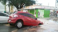 Imagem Imbuí: carro é &#039;engolido&#039; por cratera e complica trânsito