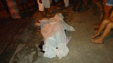 Imagem  Carro desgovernado atropela criança e mata idosa em Santo Antônio de Jesus