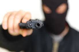 Imagem Bandidos assaltam policial e levam pistola na Ribeira