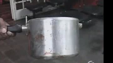 Imagem Homem agride companheira com panela de pressão