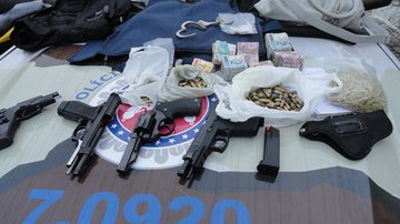 Imagem PM fecha laboratório de drogas e localiza esconderijo de armas em Conquista
