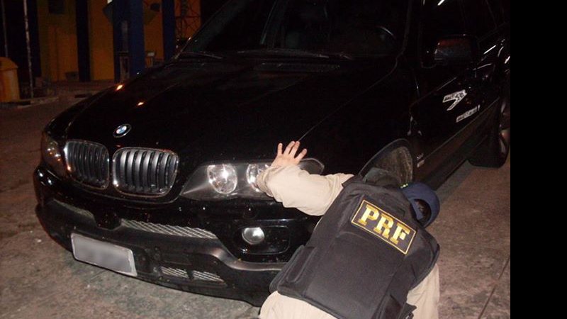 Imagem Polícia flagra condutor de BMW com documentação falsificada