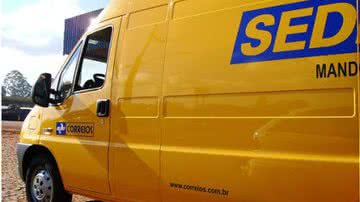 Imagem  Bandidos rendem funcionários e levam encomendas do carro dos Correios