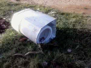 Imagem Recém-nascida é encontrada dentro de máquina de lavar no lixão