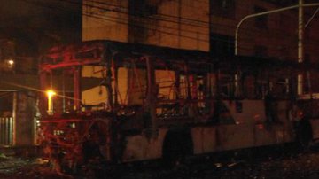Imagem Manifestantes incendeiam ônibus na Federação