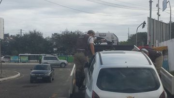 Imagem Em blitz, PMs apreendem carro roubado e adolescente em Piatã