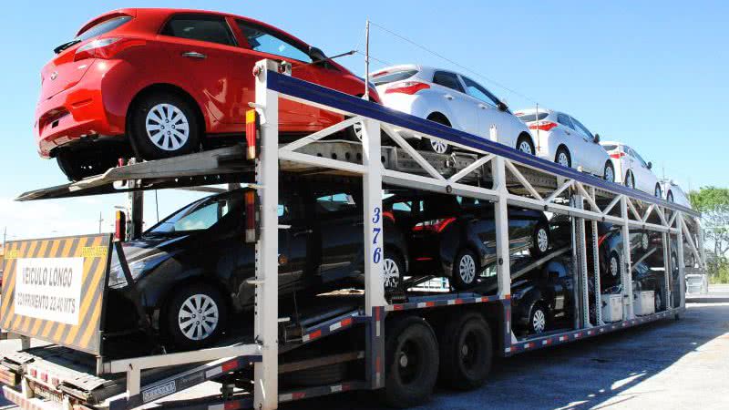 Imagem Caminhão-cegonha com onze Hyundai HB20 é apreendido