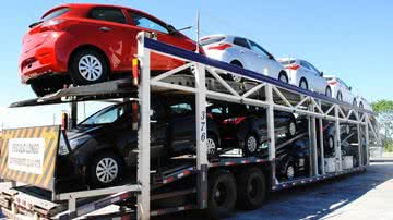 Imagem Caminhão-cegonha com onze Hyundai HB20 é apreendido
