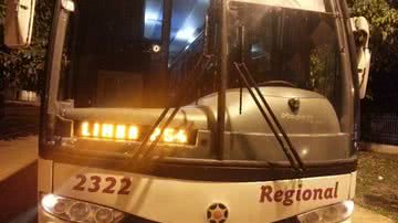 Imagem Bandidos trocam tiros com a policia durante assalto a ônibus. Um morre