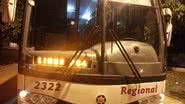 Imagem Bandidos trocam tiros com a policia durante assalto a ônibus. Um morre