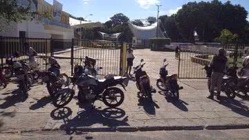 Imagem PM apreende motocicletas e drogas durante operação em Lauro de Freitas