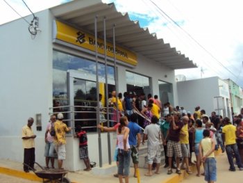 Imagem Assaltantes tocam terror em agência bancária de Utinga