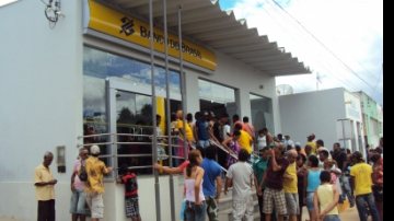 Imagem Assaltantes tocam terror em agência bancária de Utinga