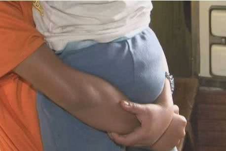 Imagem Homem mantém filhas reféns por 12 anos e tem três filhos com cada uma