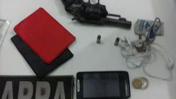 Imagem Garra prende dupla com arma em moto