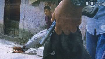 Imagem   Homem tenta roubar mulher de policial civil e leva tiro no pé