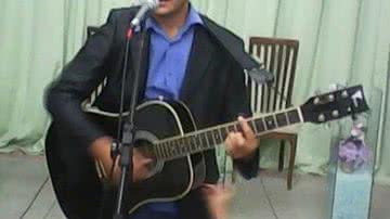 Imagem Mais magro, Marcio Moreno aparece cantando em igreja