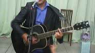 Imagem Mais magro, Marcio Moreno aparece cantando em igreja