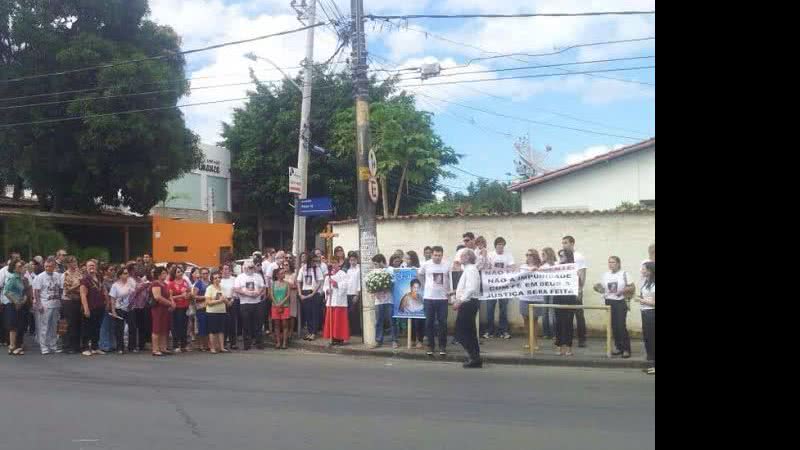 Imagem Familiares de idosa morta por filho de prefeita vão à missa de sétimo dia