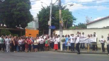 Imagem Familiares de idosa morta por filho de prefeita vão à missa de sétimo dia