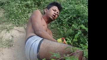 Imagem Homem é amarrado por populares acusado de estuprar garota de 13 anos