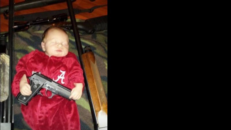 Imagem Foto de bebê com armas e munições gera polêmica em rede social